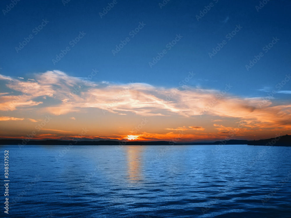 Obraz premium Dramatic sunset at Bodensee lake, Lake Constance.