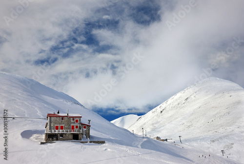 Foto The mountain refuge next to the ski center of Velouchi (or Tymphristos) mounta