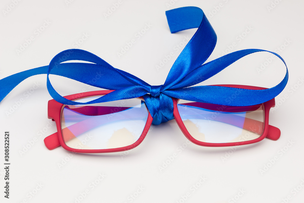 Gafas graduadas para regalar, regalar salud a los seres queridos; gafas para poder leer o ver de lejos o bien para poder conducir. Gafas graduadas para regalar, regalar salud a los seres queridos; gafas para poder leer o ver de lejos o bien para poder conducir.