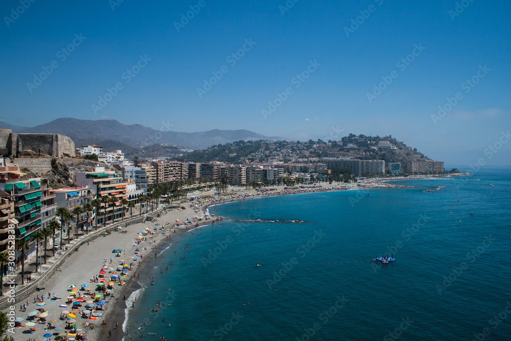 Playa española en la costa mediterránea