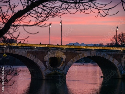Pont Neuf de Toulouse sur la Garonne au coucher du soleil
