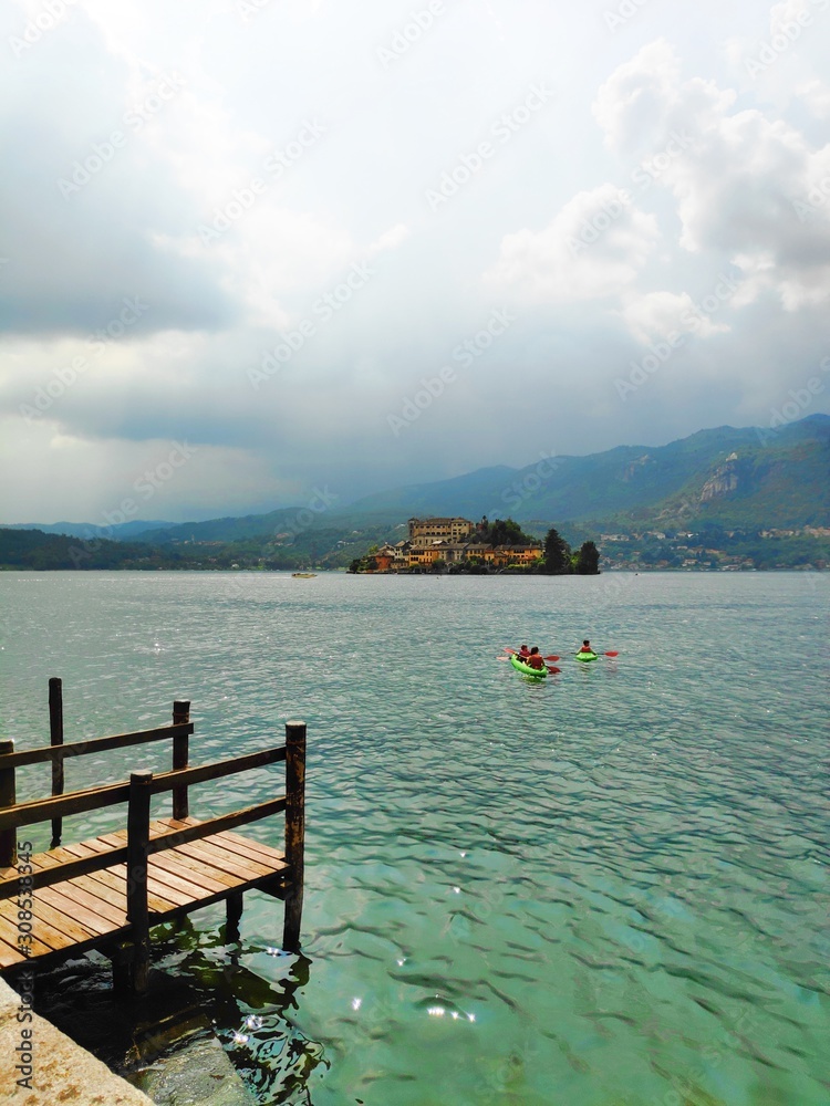Kajaks im Ortasee mit Blick auf die Insel San Giulio in Oberitalien