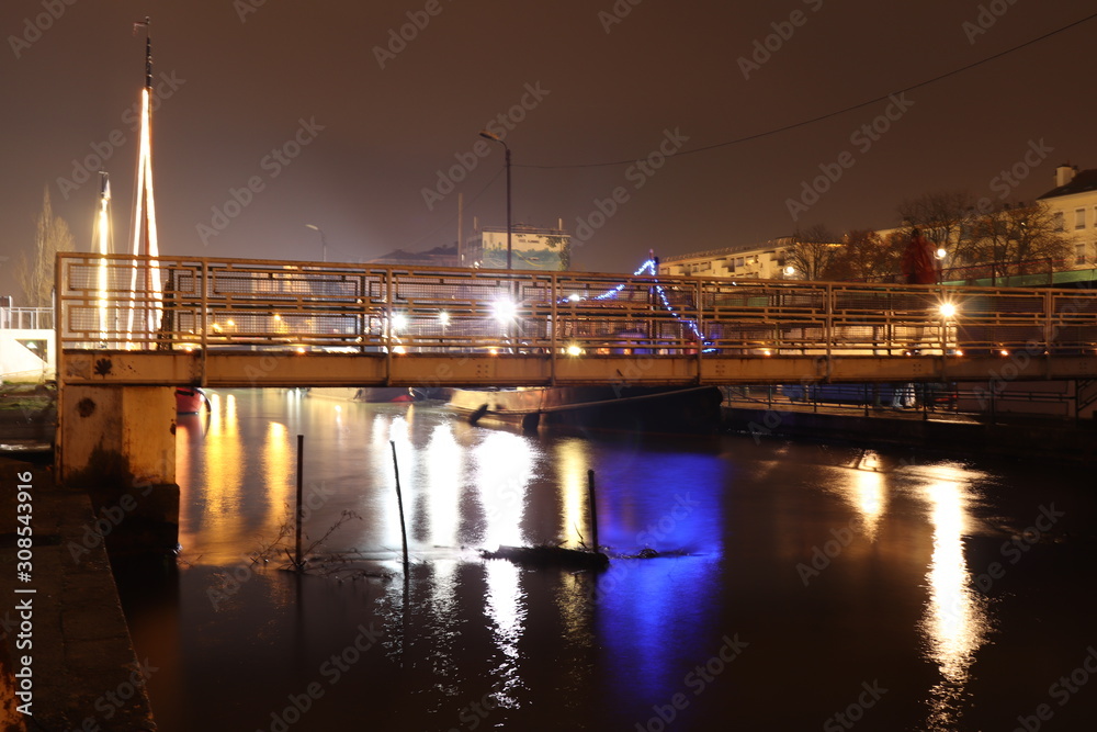 Passerelle piétonne en métal sur le fleuve Rhône à La Mulatière la nuit - Département du Rhône - Région Rhône Alpes - France