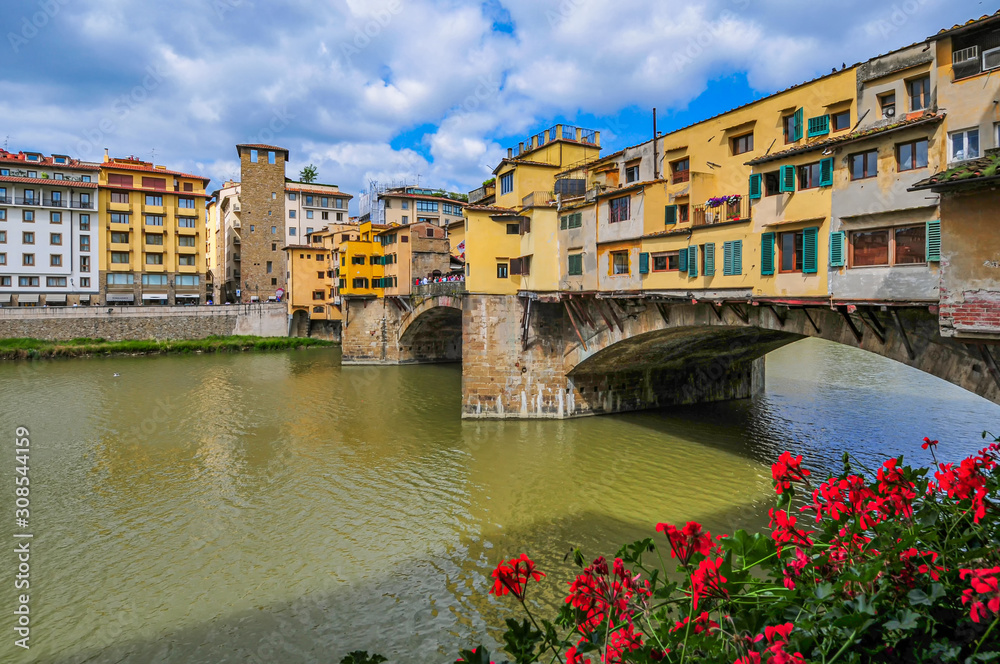 Ponte Vecchio Brücke über den Fluss Arno in Florenz