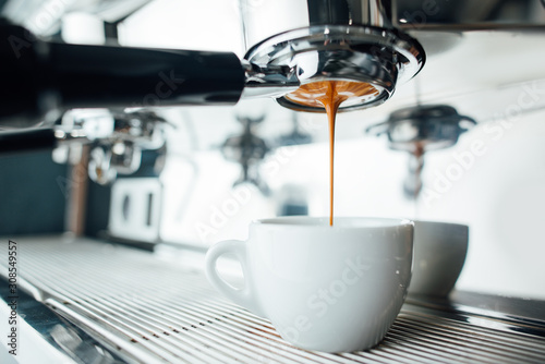 Canvastavla extraction of espresso from bottomless portafilter in white cup