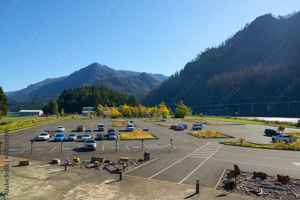 Φωτογραφία Parking lot near Bonneville Dam on the Columbia river between US states of Oregon and Washington