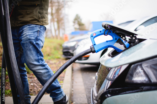 Naklejka Elektroauto Laden beim Einkaufen