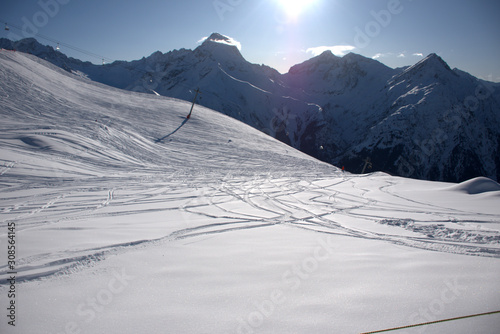 Montañas nevadas en la estación de esqui de Les Deux Alps en Francia