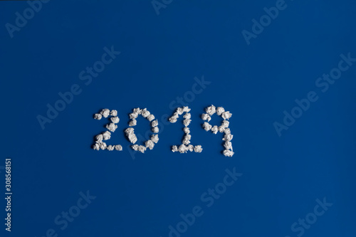 Bolitas de papel que escriben 2019 sobre mesa azul cl  sico las metas del a  o hechas bolas de papel
