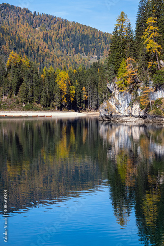 Fototapeta Naklejka Na Ścianę i Meble -  Autumn peaceful alpine lake Braies or Pragser Wildsee. Fanes-Sennes-Prags national park, South Tyrol, Dolomites Alps, Italy, Europe.