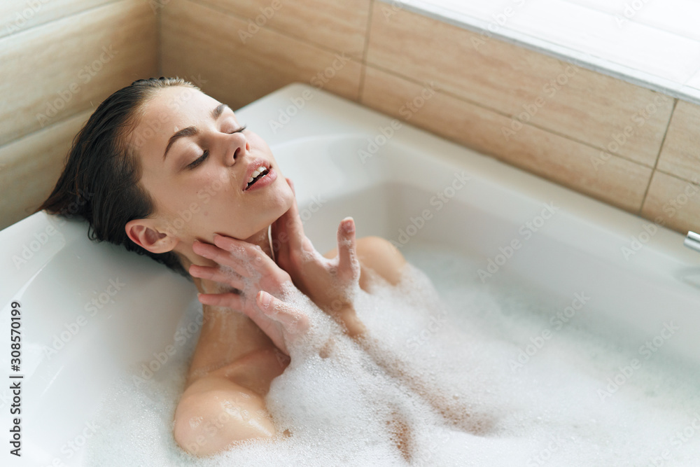Naklejka premium young woman in bubble bath