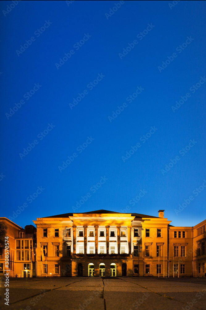 Rathaus beleuchtet Himmel blau Stadt Gebäude Haus Amt Architektur Krefeld blaue Stunde