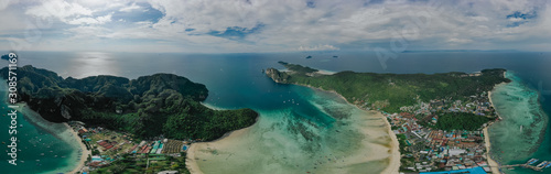 Fototapeta Naklejka Na Ścianę i Meble -  360 VR, Paradise Phi-Phi Island natural park reservation in Thailand Drone flight