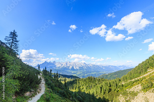 Wanderweg mit Blick auf das Dachsteinmassiv