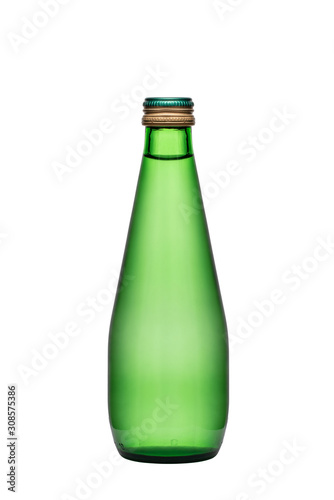 Szklana butelka z wodą na białym tle