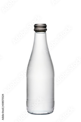 Szklana butelka z wodą na białym tle