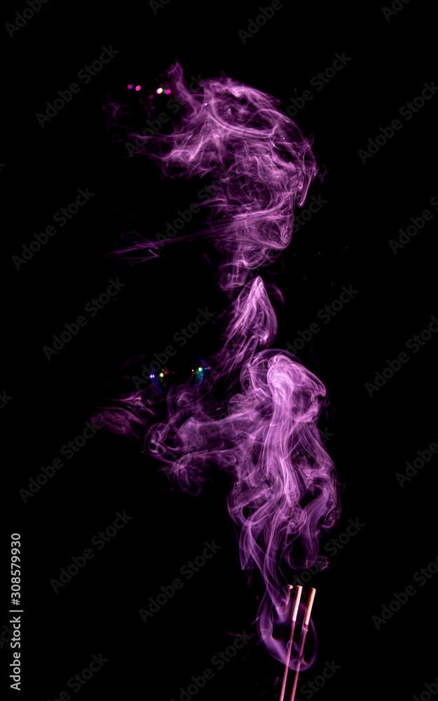 Obraz premium Purple curly smoke trail abstract on a black background