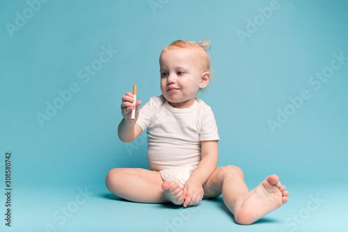 Konstfotografi little girl sits on a floor with a cigarette in hand