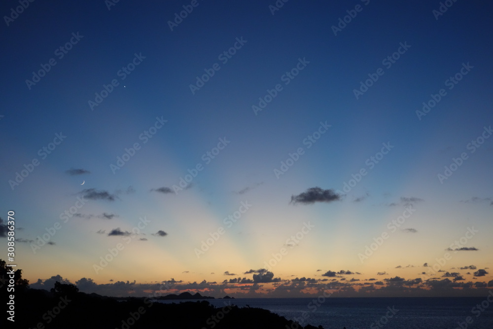 Sonnenuntergang über dem Pazifik mit Sonnenstreifen