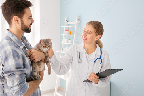 Man with his cat visiting v...