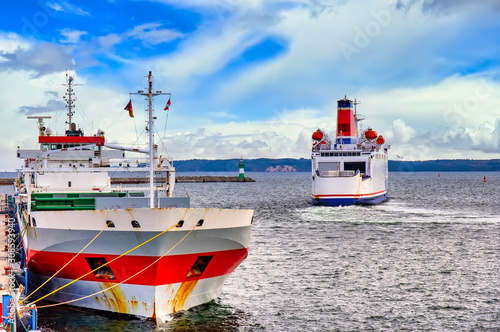 Frachtschiff und Fähre im Hafen © Comofoto