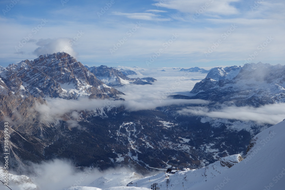 Blick auf das tal von Cortina d’Ampezzo Italien im Winter