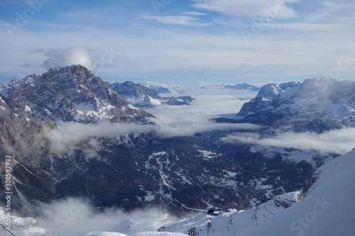 Blick auf das tal von Cortina d’Ampezzo Italien im Winter