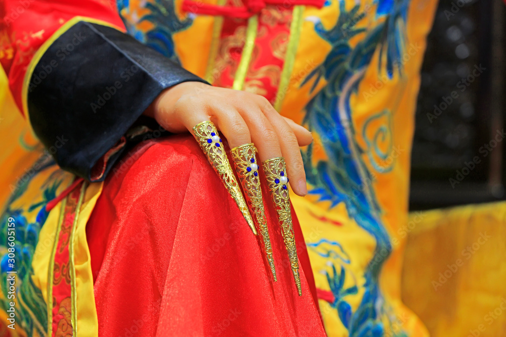 Chinese lady dress and gold finger in the Qing Dynasty