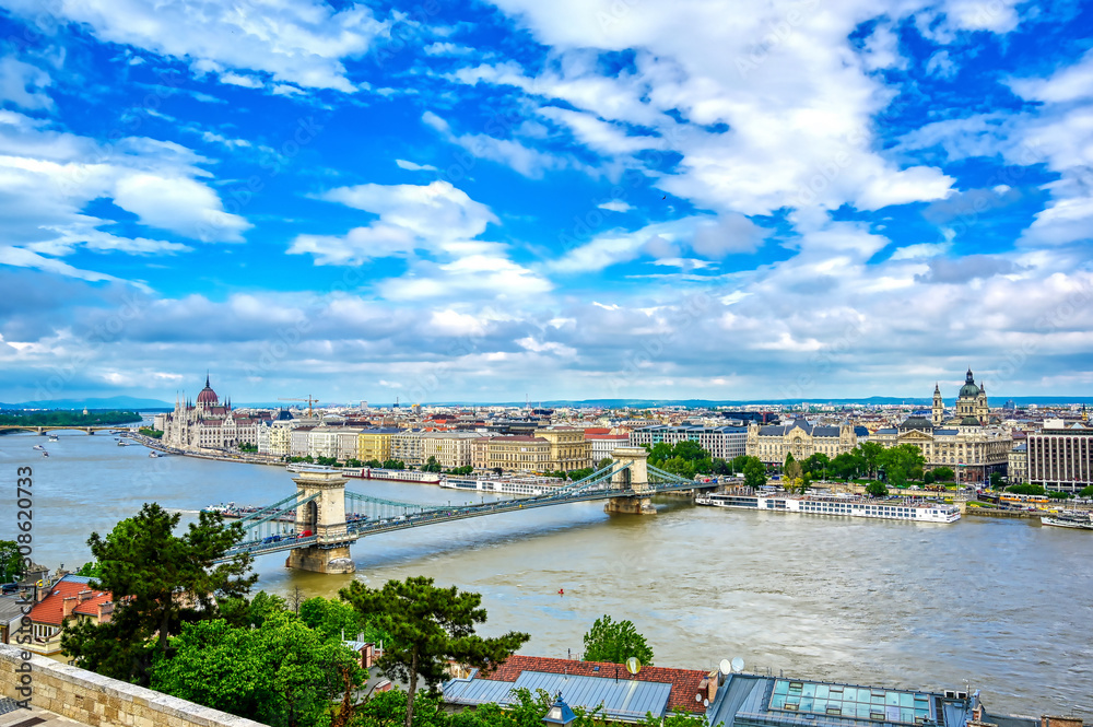 Obraz premium Widok na Budapeszt na Węgrzech wzdłuż Dunaju z Baszty Rybackiej.