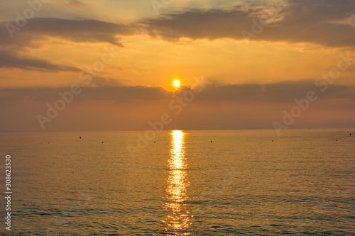 海に落ちる夕日