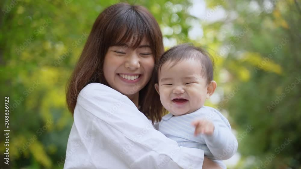 公園でリラックスするママと赤ちゃん 公園でリラックスするママと赤ちゃん