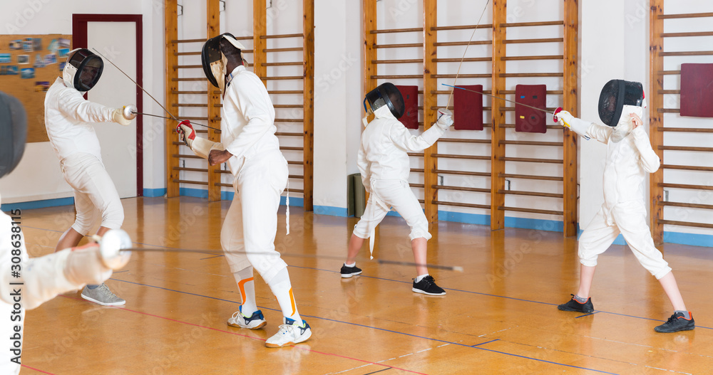 Obraz premium Nice group practicing fencing techniques