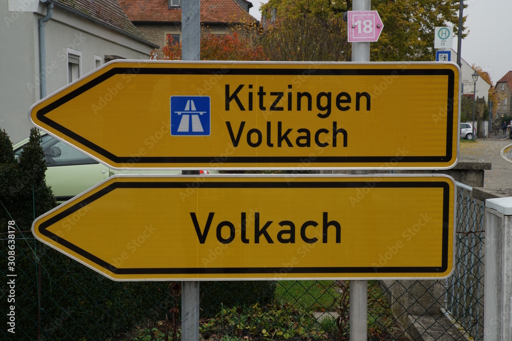 Fototapeta premium Verkehrsschild nach Kitzingen u. Volkach