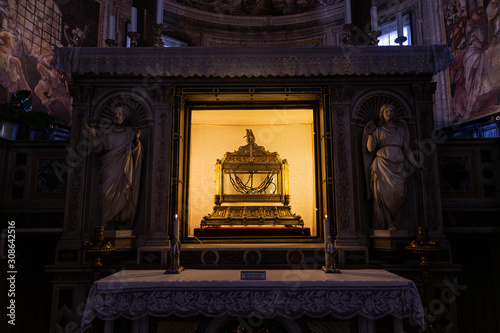 Photography Chain in basilica San Pietro in Vincoli