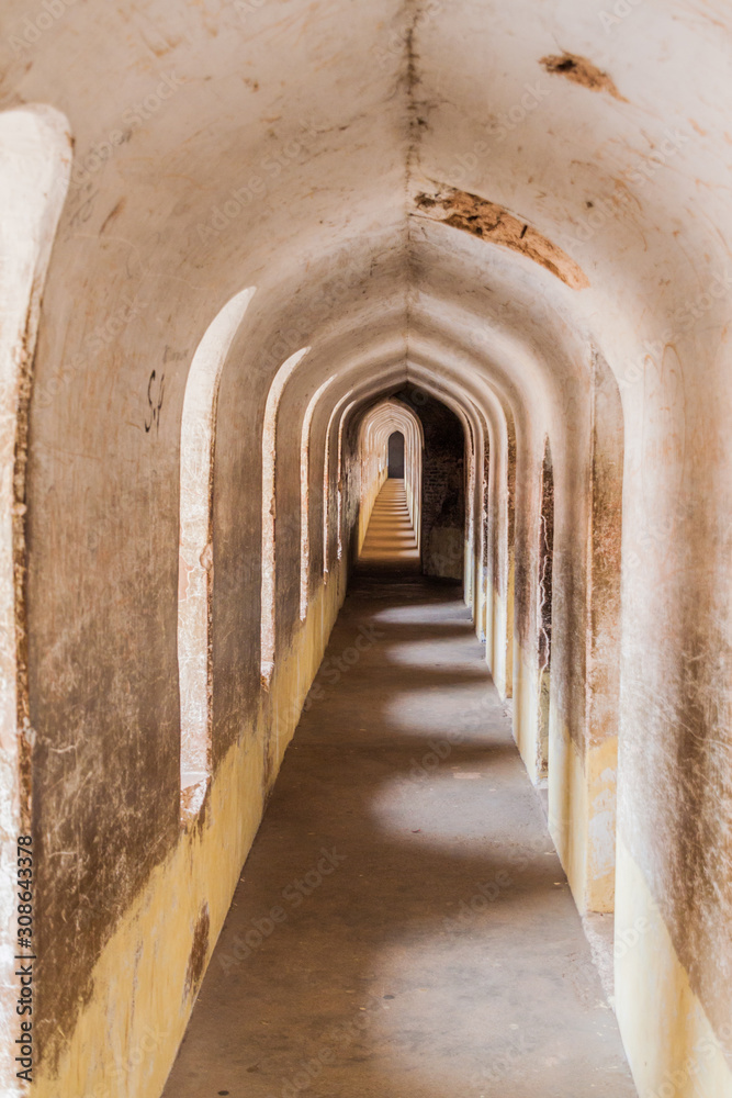 Obraz premium Narrow corridor at Bara Imambara in Lucknow, Uttar Pradesh state, India