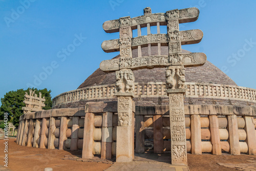 Fotografia View of Stupa 1, ancient Buddhist monument at Sanchi, Madhya Pradesh, India