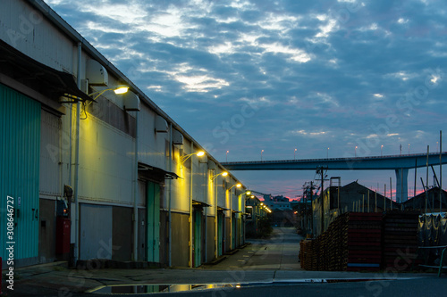 夜明けの空と雲と港の工場