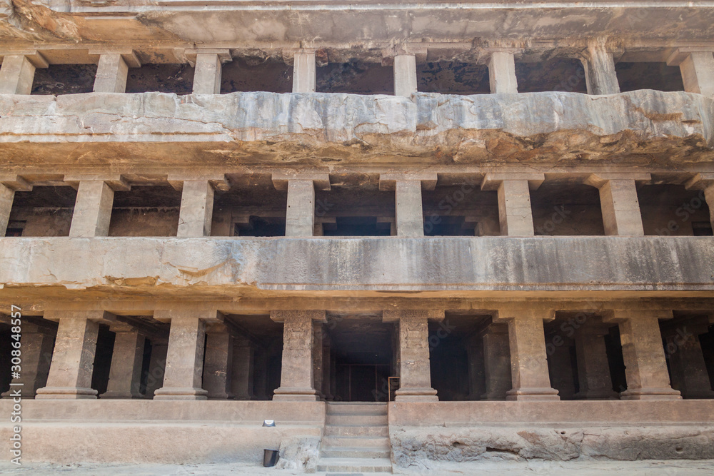 Fototapeta premium Das Avatara (Ten Incarnations of Vishnu) Cave in Ellora, Maharasthra state, India