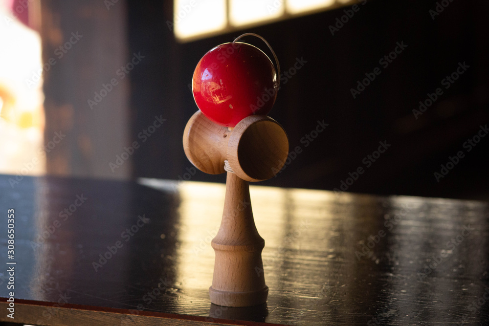 Φωτογραφία レトロな昭和の記憶の玩具の写真｜けん玉（剣玉）の写真　KENDAMA
