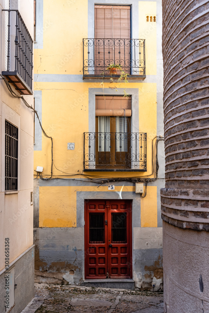 Naklejka premium Narrow street in the old Jewish Quarter of Toledo