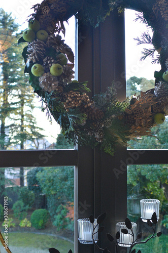 クリスマス　窓　リース　装飾