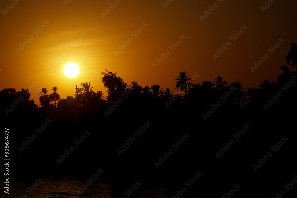 Obraz premium Sunset at Luxor, Egypt between site visits from Luxor to Aswan