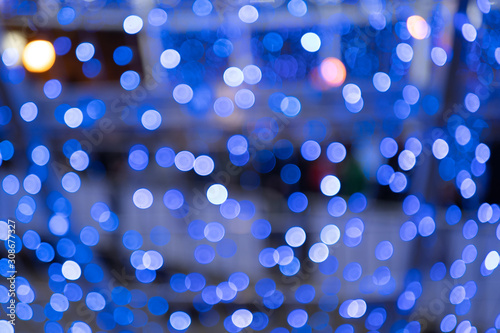 Luces led azules y blancos desenfocados en Navidad 