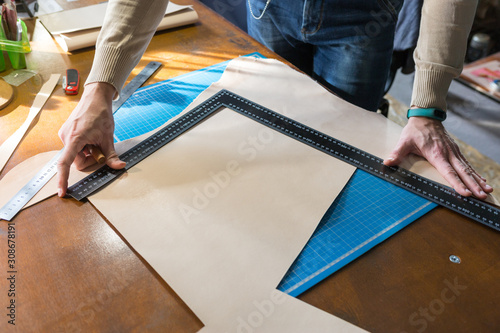Foto The master working with leather