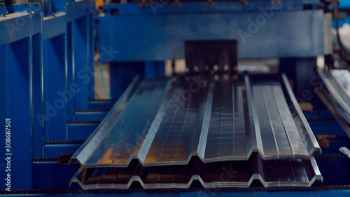 Bending machine for corrugated metal sheets in the production plant