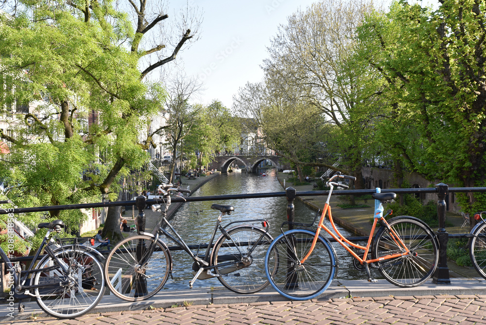 Vélos et petit canal à Utrecht, Pays-Bas Vélos et petit canal à Utrecht, Pays-Bas
