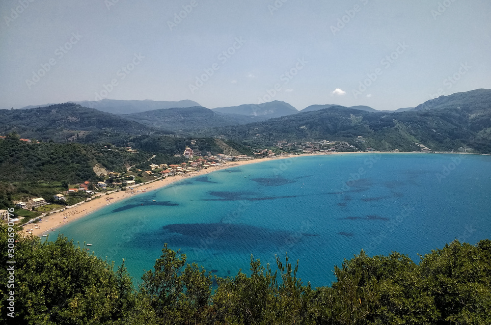 Obraz premium Agios Georgios beach seen from a high viewpoint