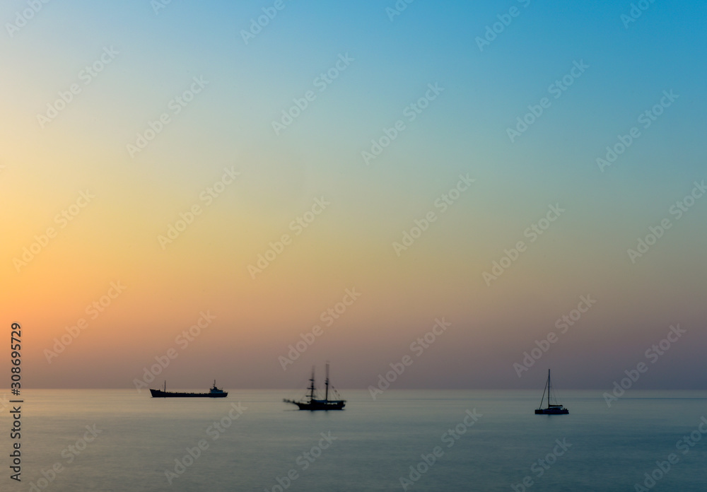 Auf dem Meer ankernde Boote im Morgenlicht