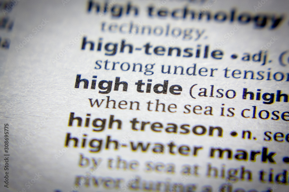 Obraz premium Word or phrase High tide in a dictionary.