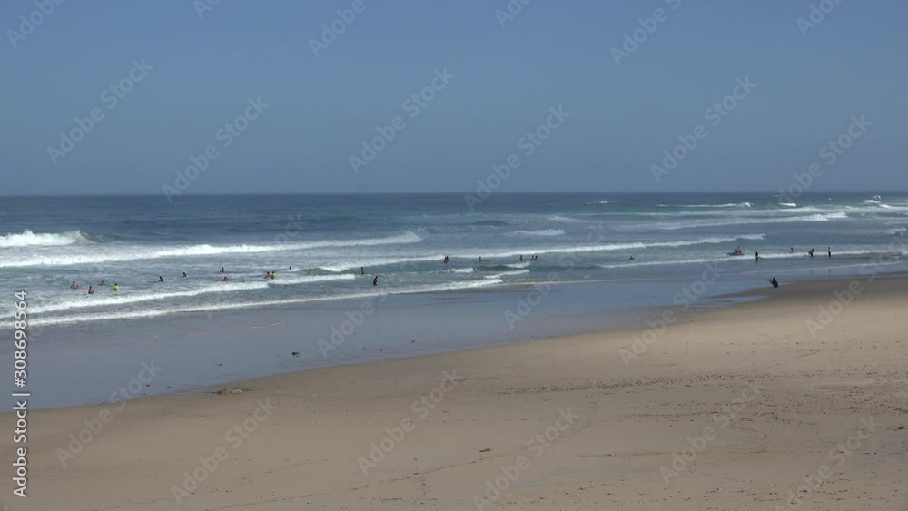Alumnos de escuela de surf en el mar, al lado de la playa Alumnos de escuela de surf en el mar, al lado de la playa